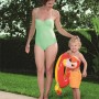 Mutter und Kind mit Bestway Schwimmring Tierdesign im Garten.