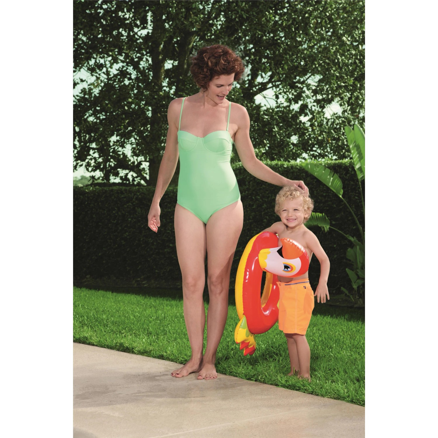 Mutter und Kind mit Bestway Schwimmring Tierdesign im Garten.