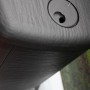Detailaufnahme: Plamen Gusskaminofen Amity 3 mit Herdplatte, Gusstextur und Türverschluss.