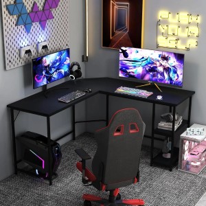 Schwarzer Costway L-förmiger Gaming Schreibtisch mit Computern, Monitoren und Gaming-Zubehör.