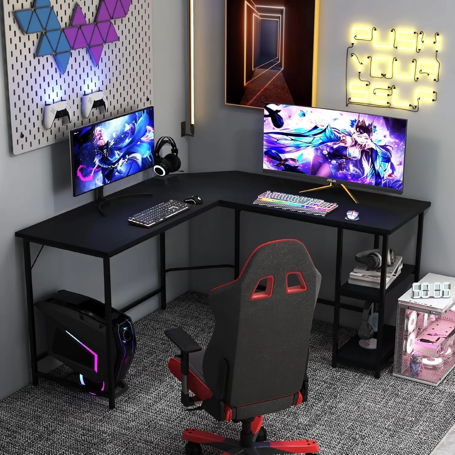 Schwarzer Costway L-förmiger Gaming Schreibtisch mit Computern, Monitoren und Gaming-Zubehör.