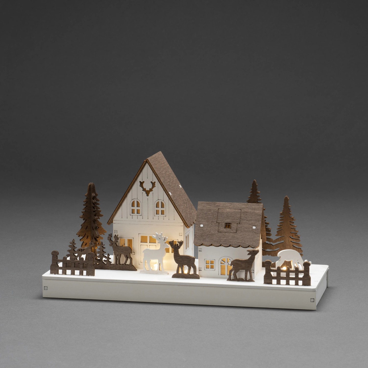 Konstsmide LED Holzsilhouette Waldhäuser mit Rentieren, warmweißes Licht für Innen.