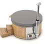 Finntherm Hot Tub Stockholm Spa Edition, anthrazitfarbener Holzpool mit Treppe und Ofenrohr.