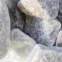 Nahaufnahme von Wolken-Weißem Marmorbruch (50-100mm) im Big-Bag, geeignet für Zierkies- und Splitt Anwendungen.
