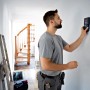 Mann benutzt Bosch Professional GMS 120-27 Ortungsgerät an Wand. Prüfwerkzeug zur Detektion.