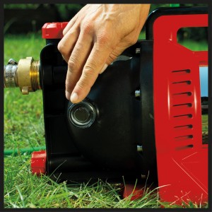 Einhell GC-GP 1250 N Gartenpumpe mit Wasserfüllanzeige und Hand auf dem Gehäuse.