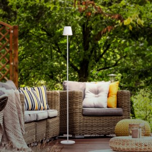 Weiße LED-Akku-Stehleuchte Euria (125cm) von Just Light im Außenbereich.