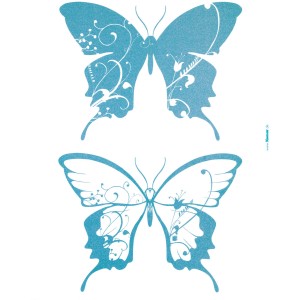 Komar Deko-Sticker Farfalle: Zwei blaue Schmetterlinge mit floralen Mustern für die Wandgestaltung.