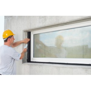 Anwendung von Siga Fentrim 2 Klebeband am Fensterrahmen zur winddichten Abdichtung.