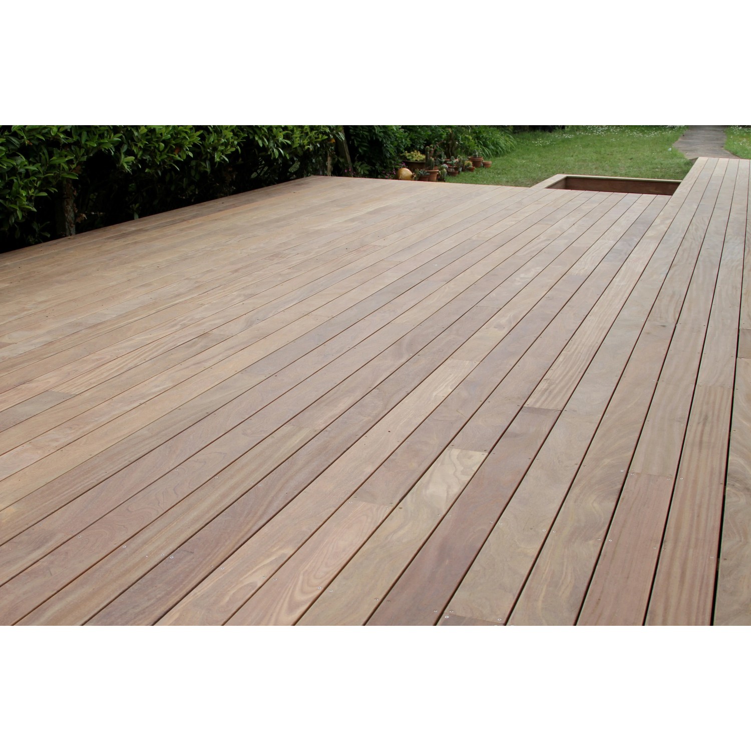 Holzterrasse mit Bondex Wetterschutz-Öl Teak behandelt.