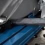 Bosch Professional GCD 18V-355 Metalltrennsäge beim Schneiden eines Metallprofils.