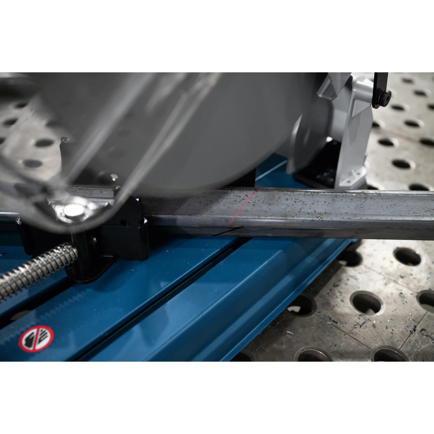 Bosch Professional GCD 18V-355 Metalltrennsäge beim Schneiden eines Metallprofils.