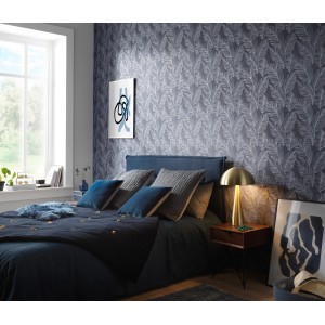Schlafzimmer mit blauer Erismann Vliestapete Paradisio 2 mit Blattmotiv.