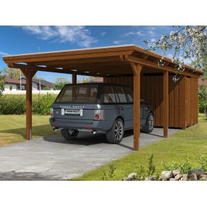 Skan Holz Carport Emsland Nussbaum mit Abstellraum und Auto. Holzkonstruktion mit flachem Dach.