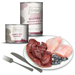 Mjamjam Katzen-Nassfutter mit Wild, Kaninchen und Heidelbeeren, angerichtet auf einem Teller.