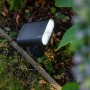 Schwarze Lutec LED Solar-Wandleuchte Ginbo, 500 lm, im Garten.