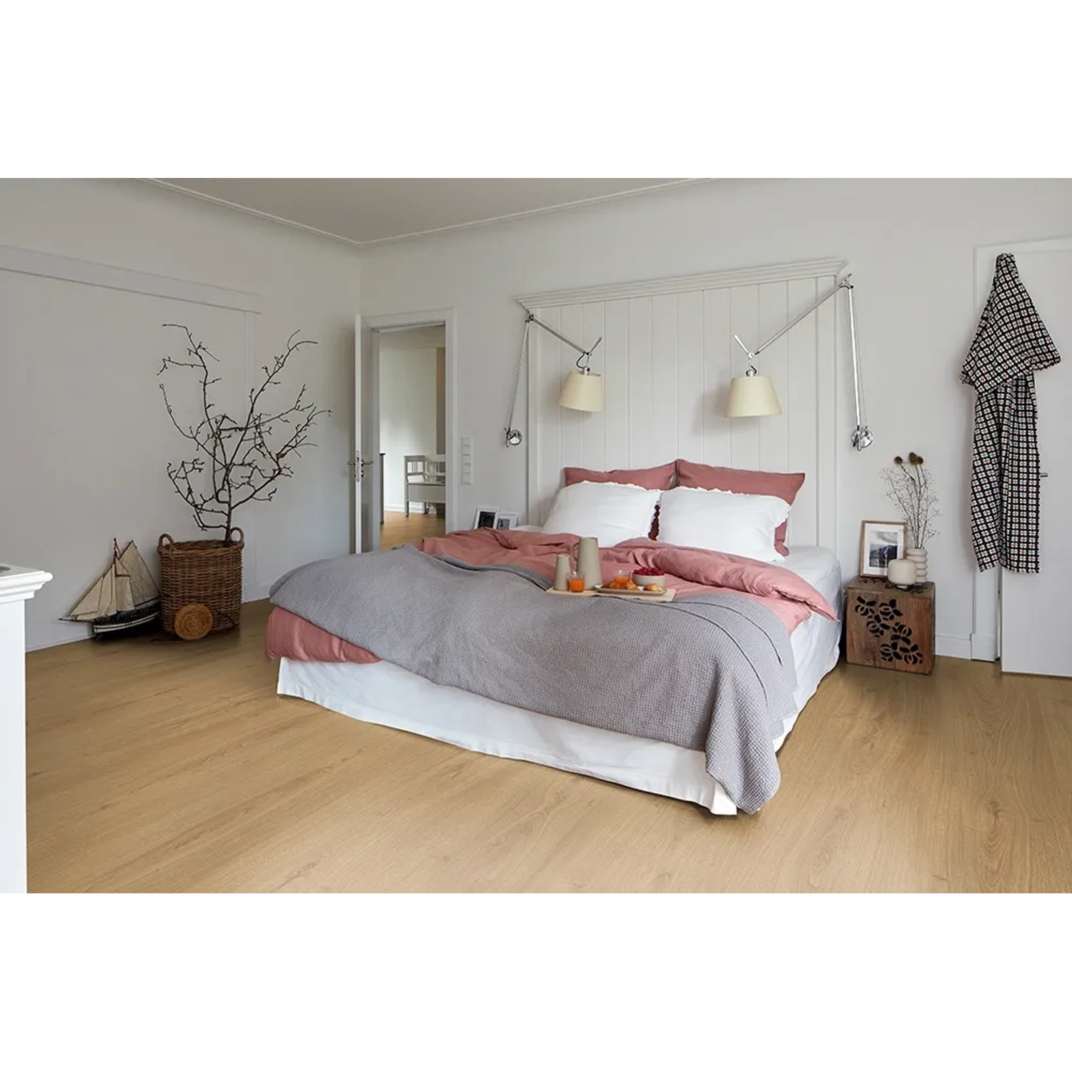 Heller Raum mit Egger Kingsize Laminat 8 mm Eiche Widford Boden, Bett und Deko.