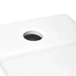 Weißes Keramik Handwaschbecken mit Hahnloch. Nahaufnahme der glatten Oberfläche, ideal für Gäste-WC und kleine Bäder.