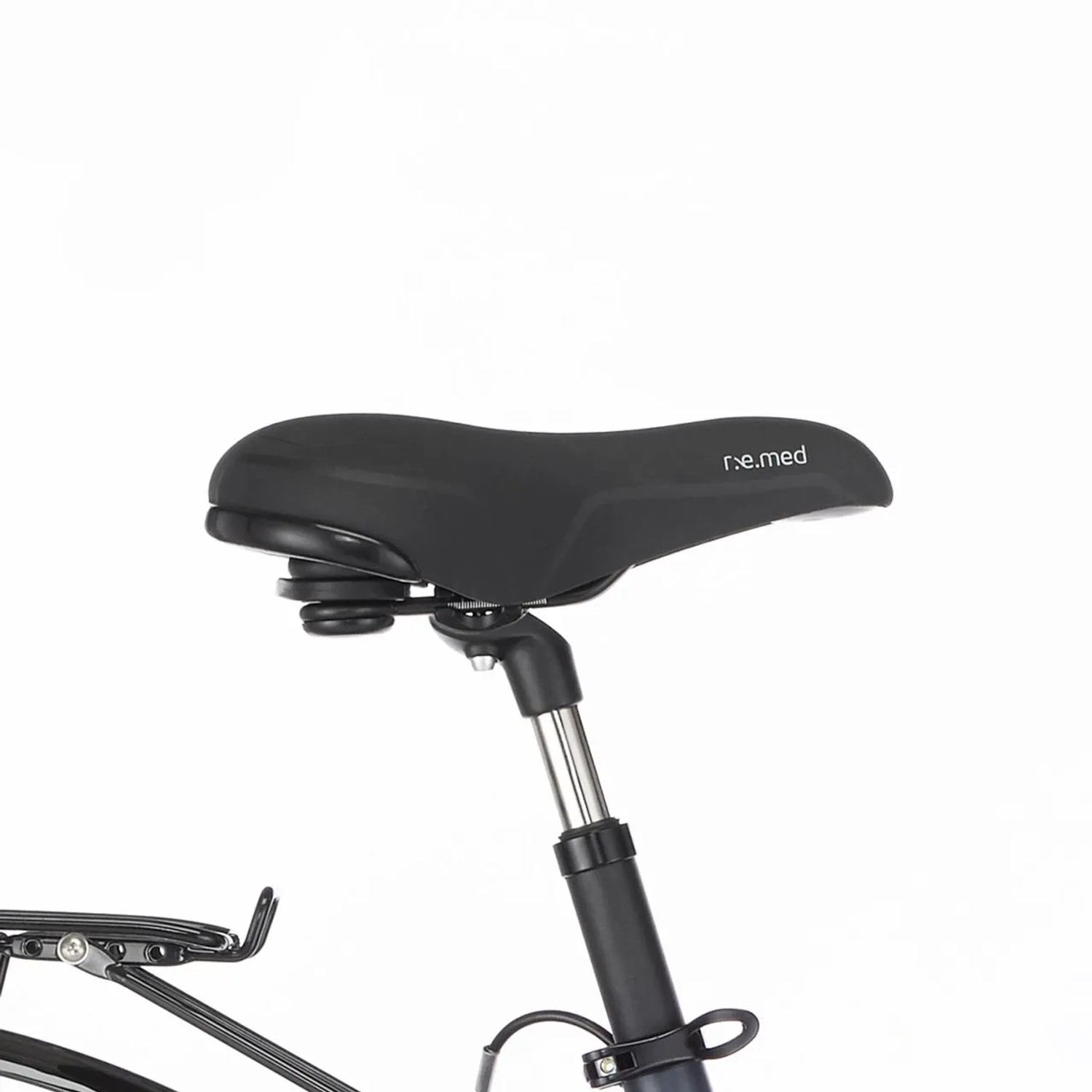 Detailaufnahme: Schwarzer Sattel mit gefederter Sattelstütze am Fischer E-Bike Trekkingrad.