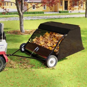 Wiltec Rasenkehrmaschine mit 120 cm Kehrbreite, an Aufsitzmäher befestigt, sammelt Laub auf grünem Rasen.