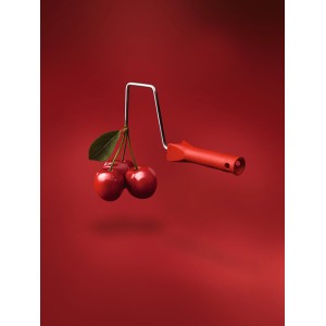 Schöner Wohnen Trendfarbe Amarena: Farbtöne mit Kirschen und Farbroller auf rotem Grund.
