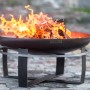 Schwarze CookKing Feuerschale Viking Ø 60 cm mit Feuer und Stahlgestell.