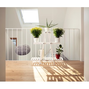 Weißes needs&wants Pflanzenregal Bloomy1 mit drei Ebenen und verschiedenen Pflanzen in Töpfen.