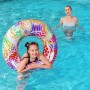 Mädchen schwimmt mit buntem Bestway Schwimmring Summer Swirl im Pool.