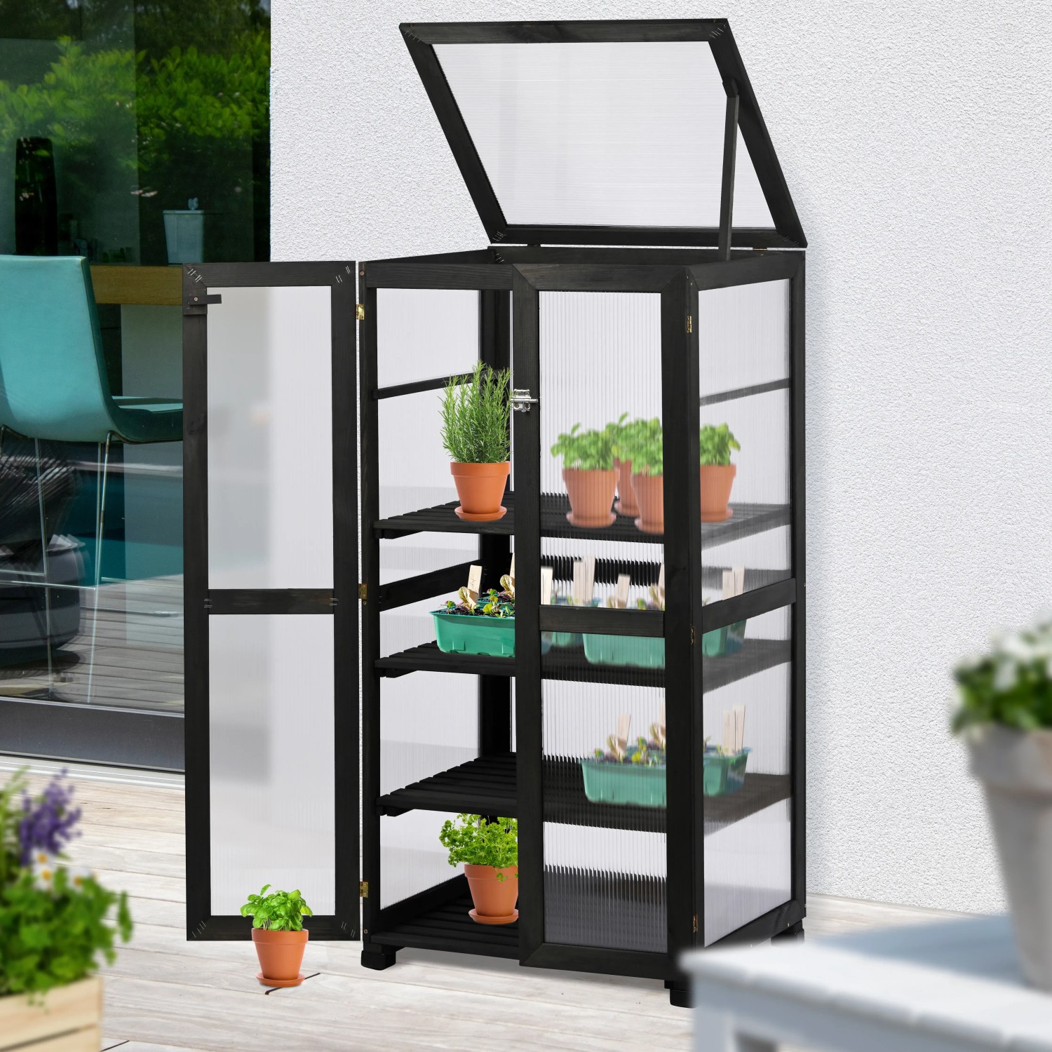 Anthrazitfarbener Dobar Anzuchtschrank Dome aus FSC®-Holz mit Pflanzen auf mehreren Ebenen.