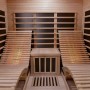 Innenansicht der Artsauna Infrarotkabine Billund mit Liegen und Hemlockholz-Verkleidung.