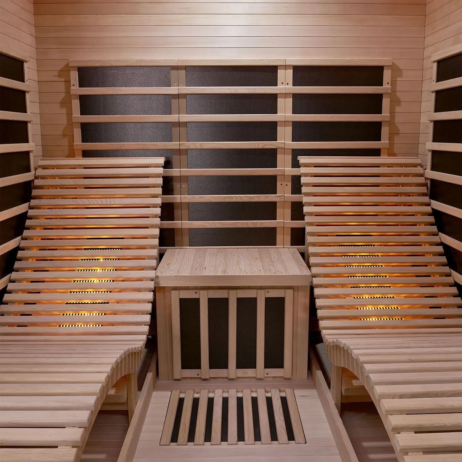 Innenansicht der Artsauna Infrarotkabine Billund mit Liegen und Hemlockholz-Verkleidung.
