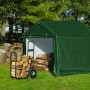 Grüne ShelterLogic Zeltgarage 180x180x180 cm mit Holzwagen im Garten.
