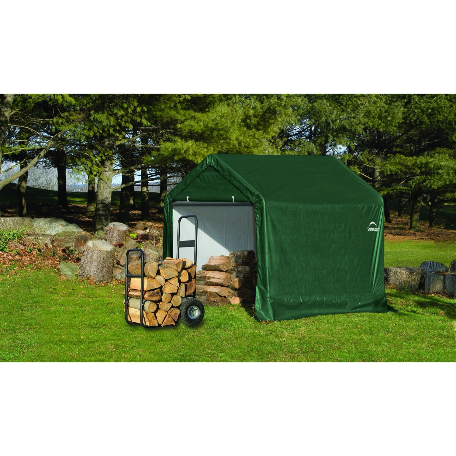 Grüne ShelterLogic Zeltgarage 180x180x180 cm mit Holzwagen im Garten.