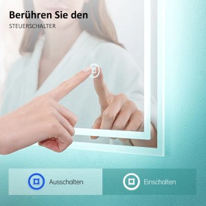 Hand berührt Touchschalter am beleuchteten Emke Badspiegel (60x80 cm).