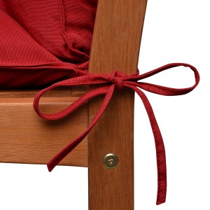Detailaufnahme: Rote Beautissu Bankauflage Flair BR (100x50cm) mit Bindebändern auf Holzbank.