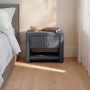 Anthrazitgrauer Nachttisch Ulami aus Samt mit Schublade und Ablage, modernes Design.