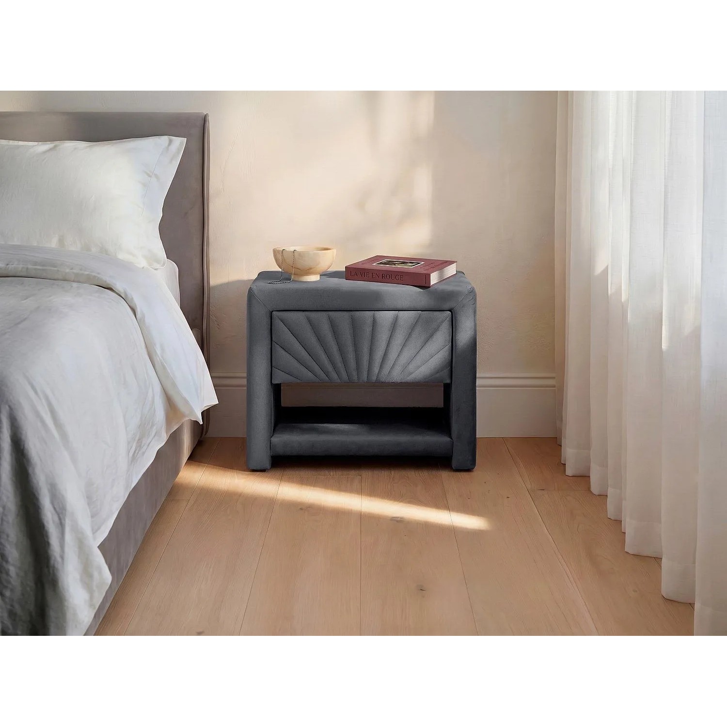 Anthrazitgrauer Nachttisch Ulami aus Samt mit Schublade und Ablage, modernes Design.