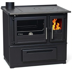 Schwarzer Plamen Küchenofen Slavonac mit Brot im Backfach und Feuer im Brennraum.