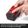 Einhell Power X-Change Akku 18V 5,2 Ah Plus mit LED-Ladeanzeige in der Hand.
