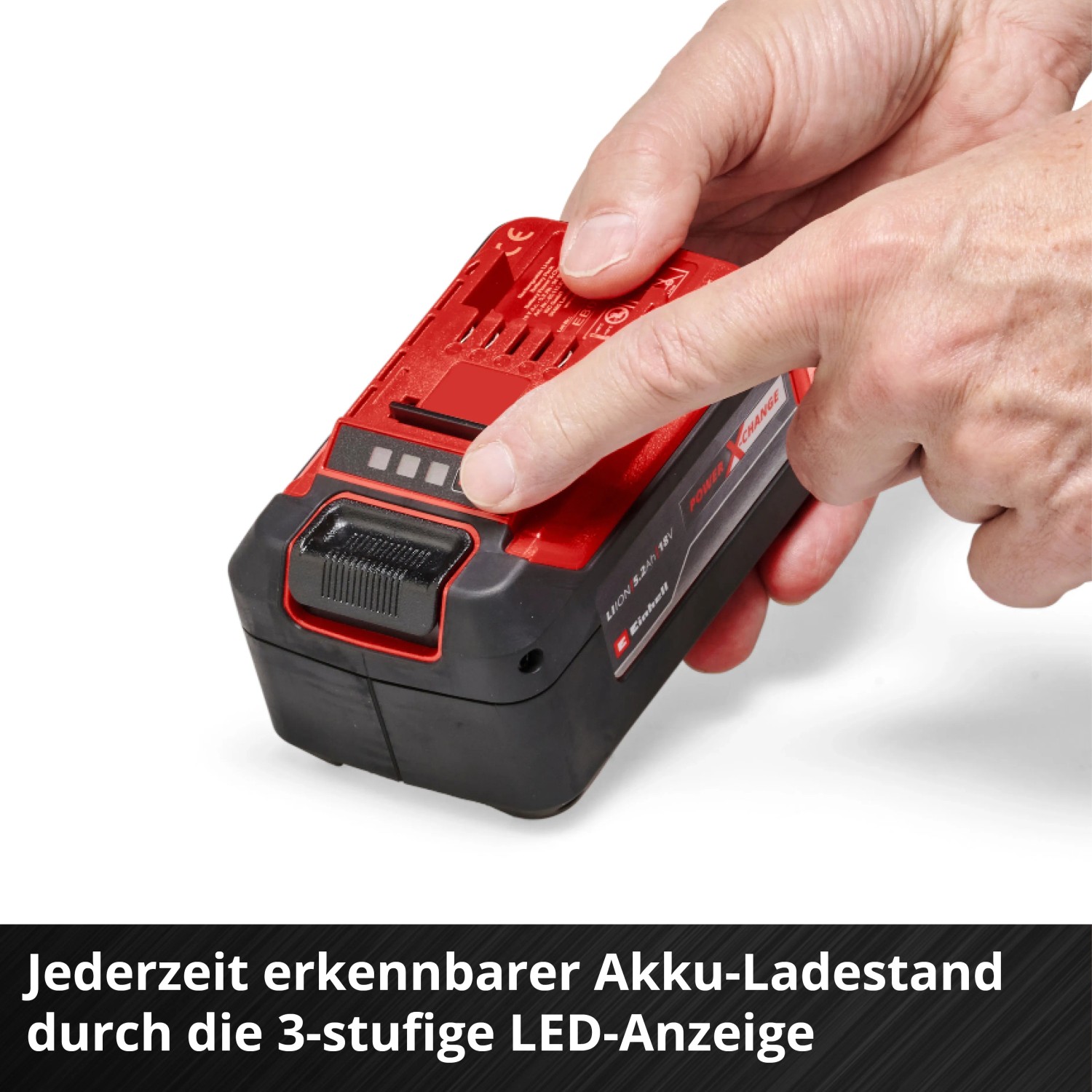 Einhell Power X-Change Akku 18V 5,2 Ah Plus mit LED-Ladeanzeige in der Hand.