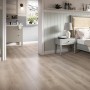 Verlegter Egger Aqua-Laminatboden EL2112 NatureSense Pinot Eiche Hellgrau in Wohnräumen.