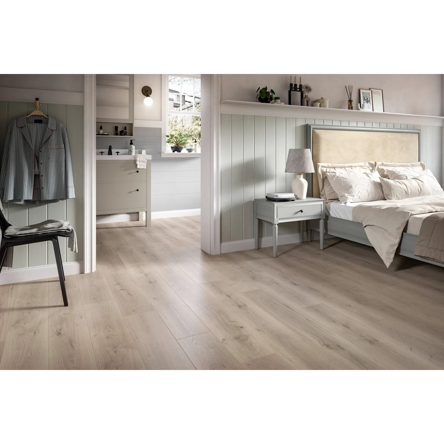 Verlegter Egger Aqua-Laminatboden EL2112 NatureSense Pinot Eiche Hellgrau in Wohnräumen.