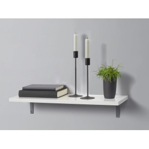 Holz-Wandregal Oldham, 80 cm, Eiche massiv, mit Deko-Elementen wie Kerzen, Büchern und einer Pflanze.