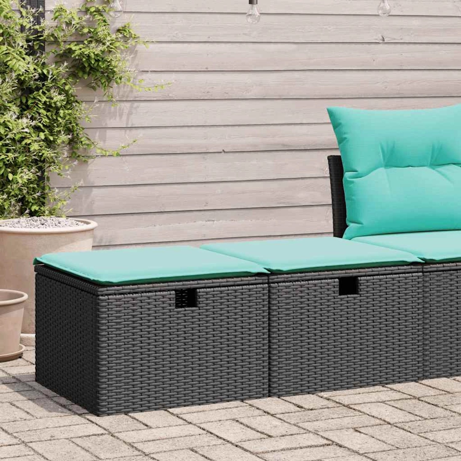 Schwarze 2-Tlg. Garten-Sofagarnitur aus Rattan mit türkisen Kissen.