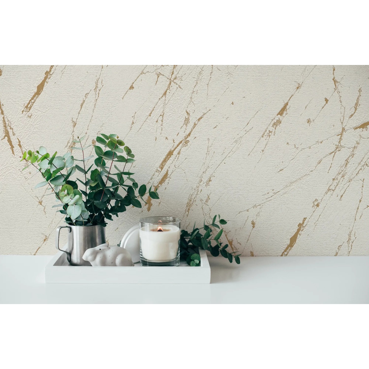 A.S. Création Vliestapete in Beige-Gold mit Marmoroptik und strukturierter Oberfläche.