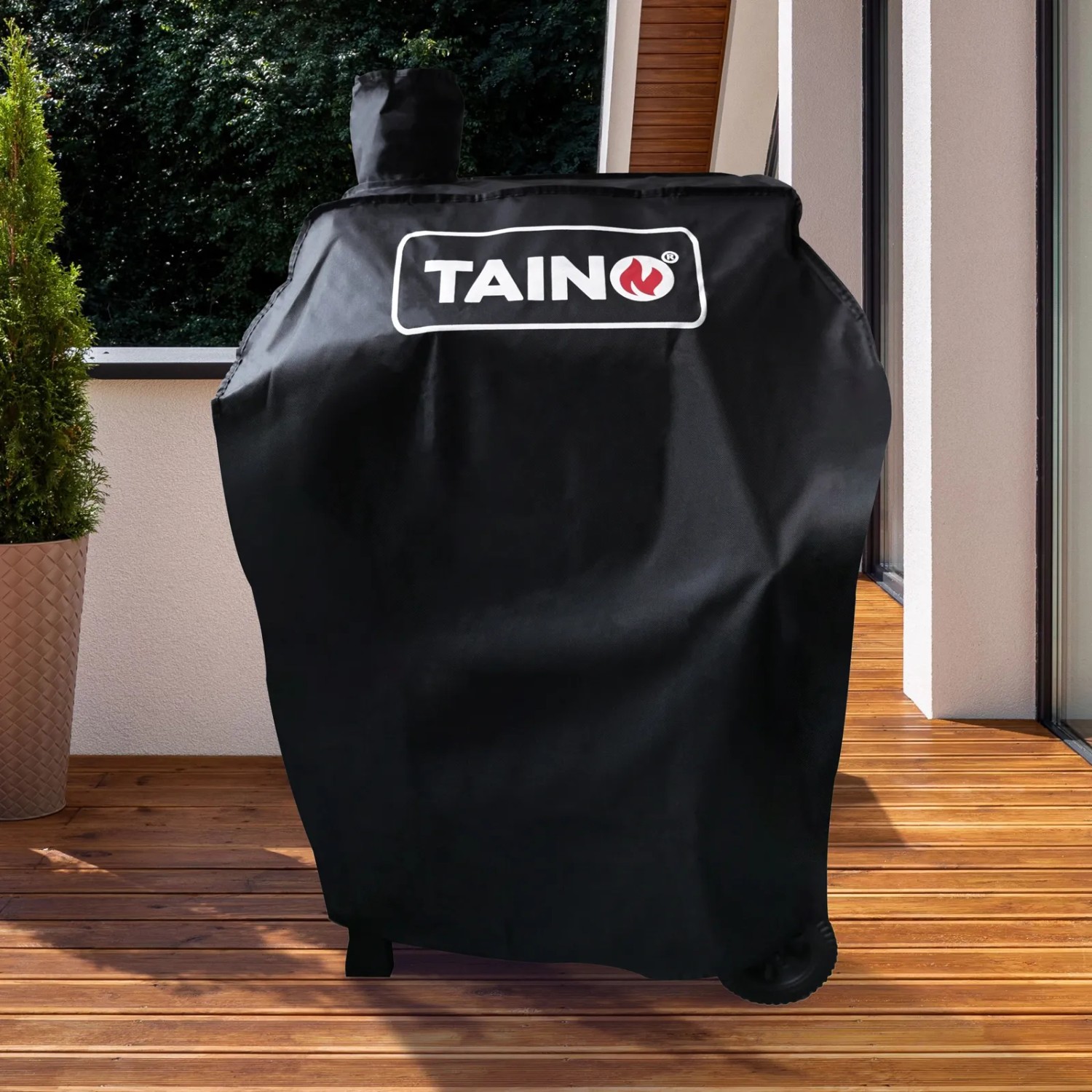 Taino Hero Holzkohlegrill Set mit schwarzer Wetterschutzhaube auf einer Terrasse.