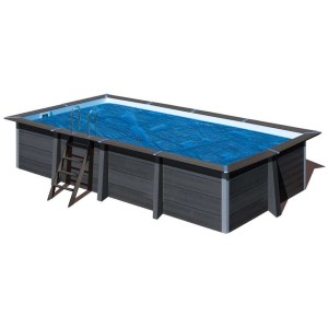 Rechteckiger WPC Pool Kreta mit blauer Poolcrew Sommerabdeckplane und Leiter.