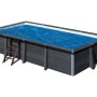 Rechteckiger WPC Pool Kreta mit blauer Poolcrew Sommerabdeckplane und Leiter.