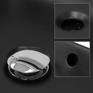 Detailaufnahme: Matt schwarzes ML-Design Waschbecken mit glänzender Ablaufgarnitur und Überlauf.