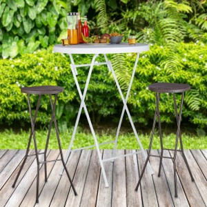Zwei braune klappbare Barhocker aus Kunststoff mit Stahlgestell auf Holzterrasse neben weißem Stehtisch im Garten.